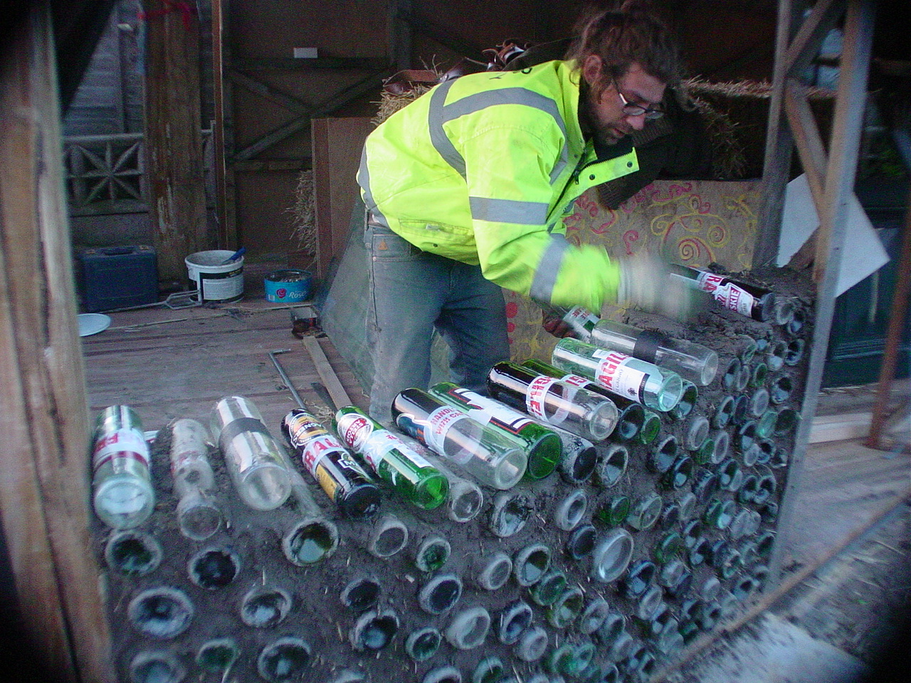 Фото дома из бутылок: Дом из пластиковых бутылок своими руками фото