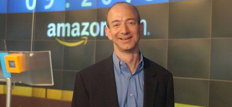 Джефф Безос на фоне логотипа Amazon