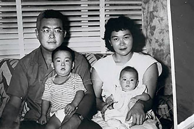 Роберт Кийосаки в детстве с семьей