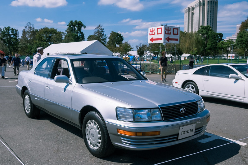 Toyota Celsior,  первый автомобиль, выпущенный в Японии под современным логотипом Toyota. В других странах модель представлялась как Lexus LS400. 