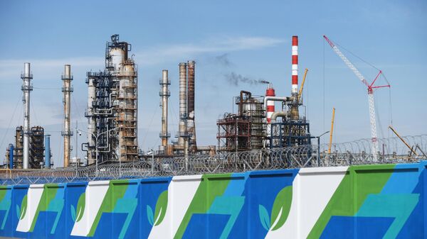 Московский нефтеперерабатывающий завод в районе Капотня