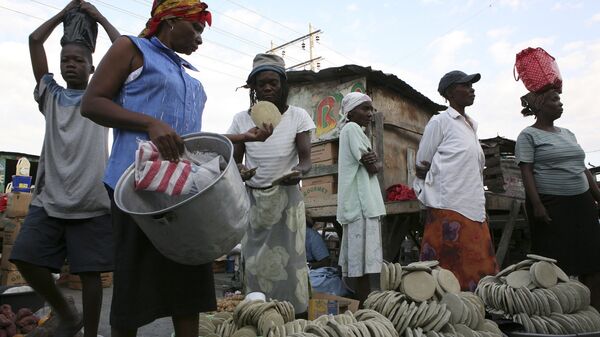 Продажа лепешек из грязи на рынке в Порт-о-Пренсе, Гаити