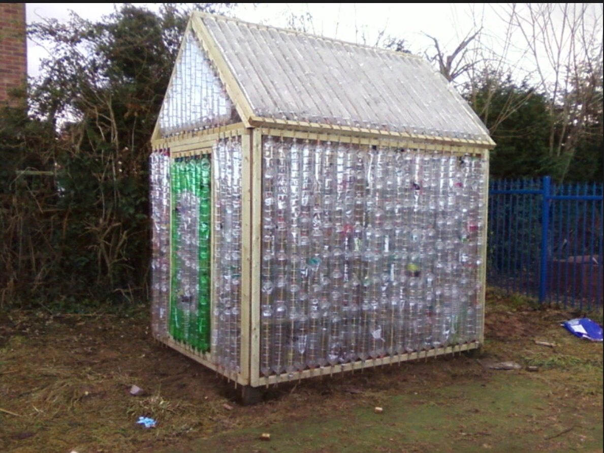 Фото дома из бутылок: Дом из пластиковых бутылок своими руками фото