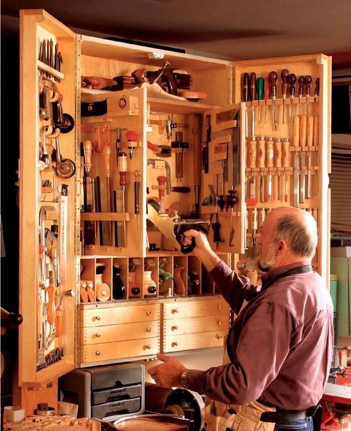 Узкий шкаф при правильном проектировании его конструкции способен вместить много разнообразных инструментов