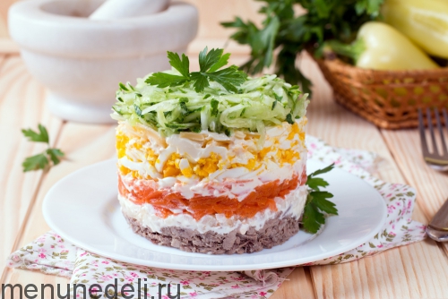 Слоеный салат с языком подача на тарелке