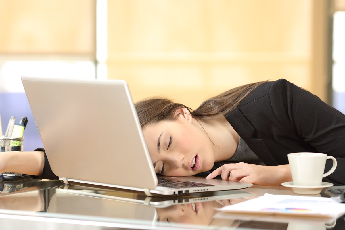 Спать хочу на работе: Почему хочется спать и как бороться с сонливостью?