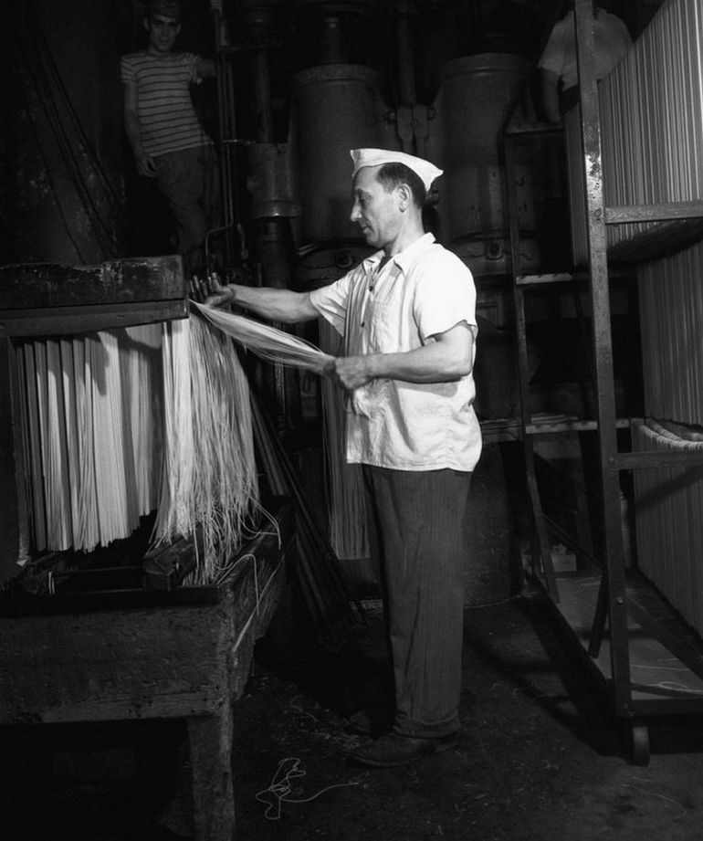 Как делают макароны на фабрике: Как делают итальянскую пасту ⋆ Как это сделано – реальный процесс макаронных фабрик 20 века