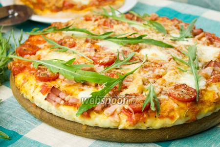 Фото рецепта Пицца с беконом и рукколой