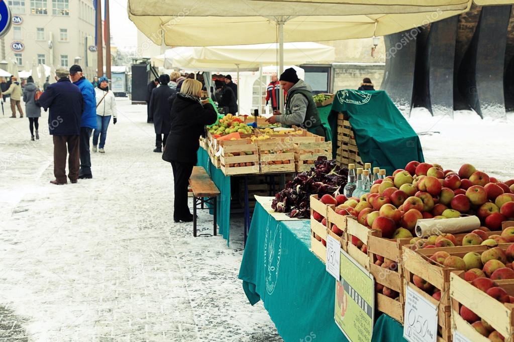 Чем торговать на улице зимой: трендовые товары и идеи для бизнеса
