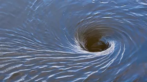 Воронка как выглядит: Как из-под воды выглядит воронка в океане