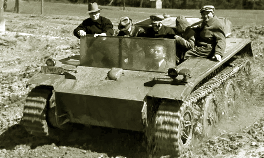 ​Фердинанд Порше и Альберт Шпеер в сопровождении свиты на бронекабриолете — прототипе Pz.Kpfw.II Ausf.L, 1942 год - Фердинанд Порше: танковый авантюрист или заложник обстоятельств? 