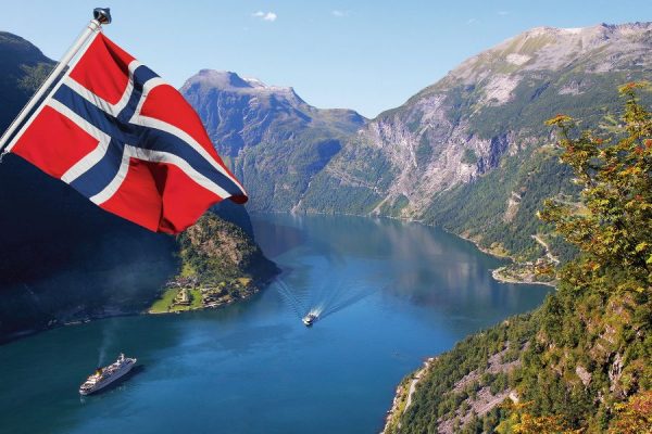 Норвежский флаг на фоне фьорда
